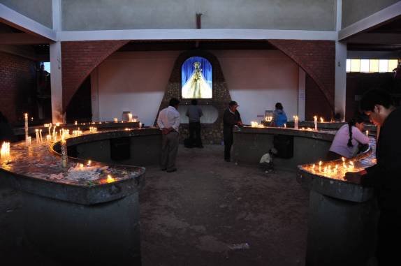 Sala de culto da Nossa Senhora de Copacabana, na Bolívia